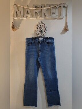 Straight Leg Women's Jeans in Medium Blue Wash